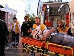 OTOMOBİL MİNİBÜSLE ÇARPIŞTI!