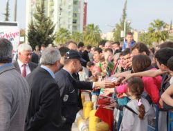 Erdoğan’ın Korumaları Çocuklara Oyuncak Dağıttı