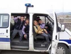 Minik Öğrencilerin Polis Otosu Merakı