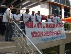 Munzur'a Baraj Yapılmasını İstemeyen Eylemciler Kendilerini Zincirledi