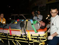 MİNİBÜS AĞACA ÇARPTI 1 KİŞİ ARAÇTA SIKIŞTI!