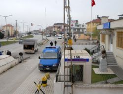 Jandarma Karakolunun Güvenliği Alt Geçit Kapattırdı, Yayalar Karayoluna Çıktı