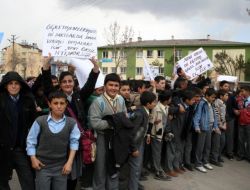 Öğrenci Ve Veliler, Okul Şartlarının Düzeltilmesi İçin Gösteri Yaptı
