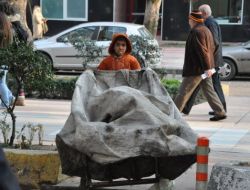 Yaşıtları Çanta O İse El Arabası Taşıyor