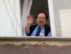 BEYAZ'İN EVİNE BASKIN