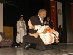 Tarsus'ta Türk Dünyası Tiyatro Günleri Başladı