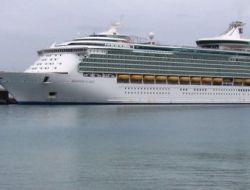 DEV KRUVAZİYER KUŞADASI LİMANI'NA GELDİ