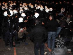 Oturma Eylemine Polis Müdahale Etti: 84 Gözaltı