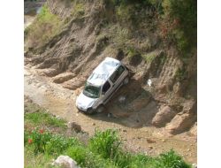 Dereye Uçan Otomobilde Hayatını Kaybetti