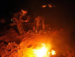 Libya’da Çöl Gecelerini Muhaliflerin Ateşi Isıtıyor