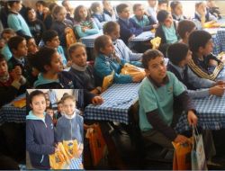 Kermeste Oyuncak Satıp Geliriyle Kardeş Okul Öğrencilerini Sevindirdiler