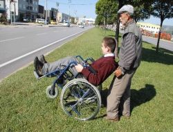 Okul Yolu Tekerlekli Sandalye İle Çile Dolu