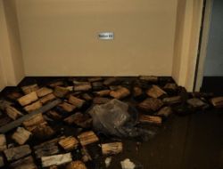 Yeni Açılan Hınıs Devlet Hastanesi'ni Kanalizasyon Suyu Bastı