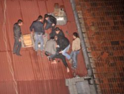 Polis Operasyonu Sırasında Üst Komşusunu Soydu