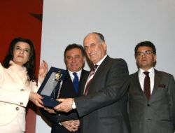 Bakan Çubukçu, Necdet Doğanata’ya Plaket Verdi