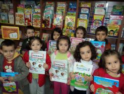 Sungurbey İlköğretim Okulu Öğrencileri Yuvaya Kitap Uçurdu