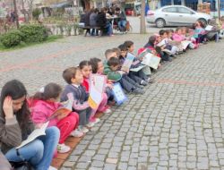 Üniversite Öğrencileri, Teşvik İçin Sokakta Kitap Okudu