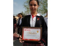 Deneme Sınavında Birinci Olan Öğrenci Altınla Ödüllendirildi