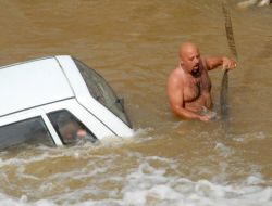 Sürücüsünün El Frenini Çekmeden İndiği Araç Dereye Uçtu
