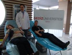 Gediz Üniversitesi’nin Kız Öğrencileri Kan Bağışladı