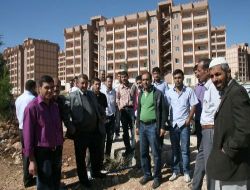 Midyat Toki Konutlarını İnceleyen Ankara Heyeti, Alacaklı Taşeron Firma Yetkililerinin Engeliyle Karşılaştı