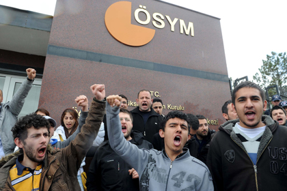 ÖSYM önünde zincirli eylem