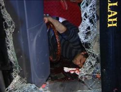 Virajı Alamayan Tır Devrildi, Sürücü Kabinde Sıkıştı