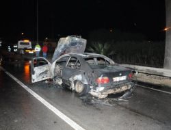 Karşıdan Gelen Araca Çarpan Otomobil Alev Aldı