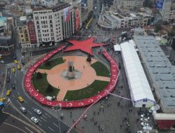 Polis Objektifinden Dev Türk Bayrağı