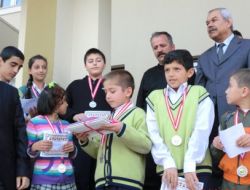 Satranç Birincisi Öğrenciye Netbook Bilgisayar