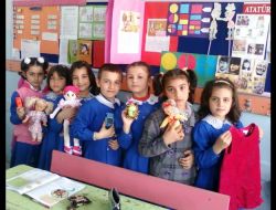 Harçlıklarını Ve Oyuncaklarını Japonya’ya Gönderdiler