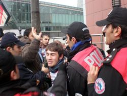 Kendilerini Ösym Binasına Zincirleyen Gruba Polis Müdahale Etti