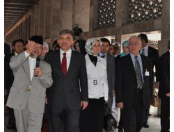 Cumhurbaşkanı Gül, Kalibata Şehitliğini Ve İstiklal Camisini Ziyaret Etti