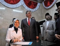 Cumhurbaşkanı Gül, Kalibata Şehitliğini Ve İstiklal Camisini Ziyaret Etti