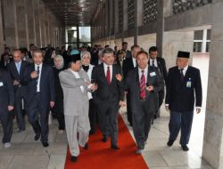 Cumhurbaşkanı Gül, Cakarta'daki İstiklal Camisini Ziyaret Etti