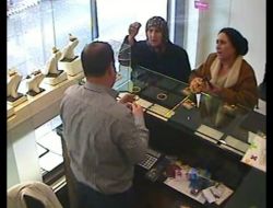 Kuyumcunun Yüzüne Baka Baka 5 Bilezik Çaldı