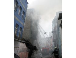 Bekar İşçilerin Kaldığı Binada Çıkan Yangında 2 Kişi Yaralandı