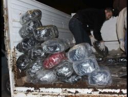 Tezek Yüklü Kamyonetten 130 Kilo Esrar Çıktı