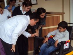 Engelli Diyaliz Hastası Çocuk, Doktorları Sayesinde Hayata Yeniden Bağlandı