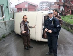 Taksiye Yol Vermek İsterken Minibüsü Devirdi