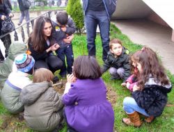 Anaokulu Öğrencileri Okul Bahçesine Fidan Dikti