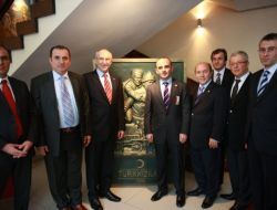 Galip Öztürk'e Kızılay Merhamet Madalyası