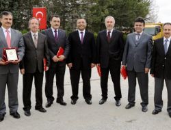 Vali Çiftçi, Meclis Üyelerine Plaket Verdi