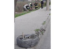 Kontrolden Çıkan Otomobil Ağaçları Kökünden Söktü