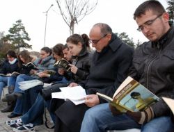 Hükümet Meydanı'nda Valiyle Birlikte Kitap Okudular