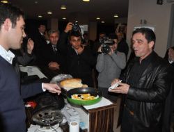 Öğrenciler, Mümtazer Türköne'ye Bu Kez Sahanda Yumurta İkram Etti