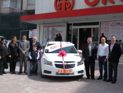 Groseri Talihlisi Otomobilini Teslim Aldı