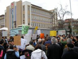 Öğrenciler, Okullarının Kendilerine Geri Verilmesi İçin Eylem Yaptı