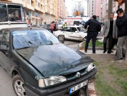 Kırmızı Işıkta Geçen Sürücü Ve Yanındaki 2 Arkadaşı Kazada Yaralandı