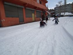 Karslı Çocukların Kar Sevinci